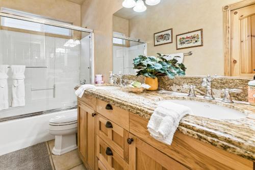 Koupelna v ubytování Casa Bella - Spacious mountain home, game room, WIFI, perfect for family gatherings!