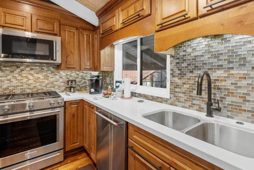 Köök või kööginurk majutusasutuses Snow Summit Thrush8 - Walk to Snow Summit Ski Resort