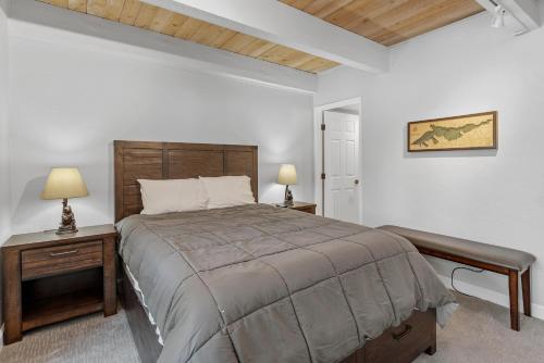 1 dormitorio con 1 cama grande y 2 lámparas en Snow Summit Thrush8 - Walk to Snow Summit Ski Resort en Big Bear Lake
