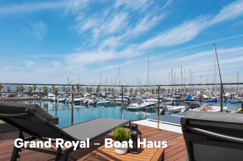 a marina with boats docked in a harbor at Boat Haus - Casas Flotantes frente a Gibraltar in La Línea de la Concepción