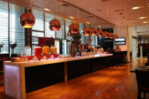 a bar in a restaurant with a long counter at Wyndham Concepcion Pettra in Concepción