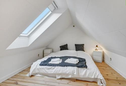 een slaapkamer met een bed op zolder bij One Bedroom Apartment In Aarhus, Ole Rmers Gade 104 in Aarhus