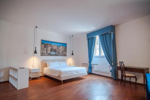 a bedroom with a bed and a desk and a bed sidx sidx sidx at Umbrian Concierge - Duomo Accommodations in Perugia