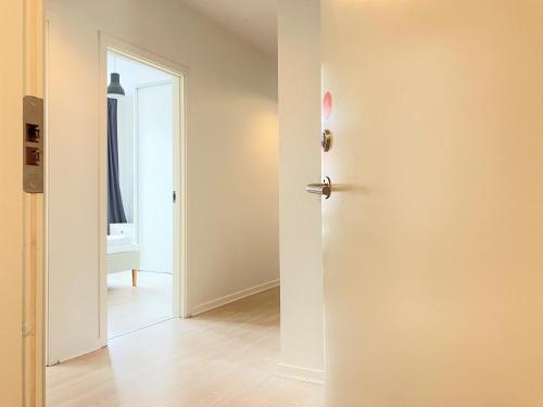 an empty room with an open door and a hallway at Three Bedroom Apartment In Esbjerg, Kronprinsensgade 20 in Esbjerg