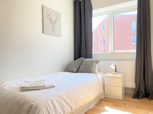 Katil atau katil-katil dalam bilik di Two-Bedroom Apartment Close To The City Center