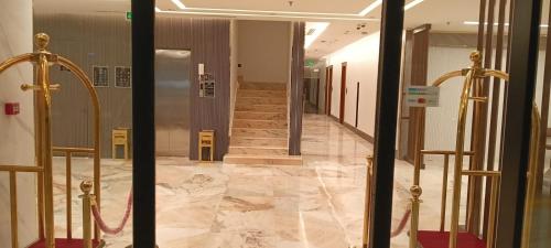 فايف بالم الفندقية في الرياض: ممر فيه درج ولوبي بأبواب ذهبية