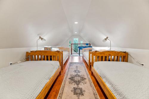 - un groupe de trois lits dans une chambre dans l'établissement Casa Luna- Beautiful Maltby style home, just a short drive from Big Bear's attractions!, à Big Bear City