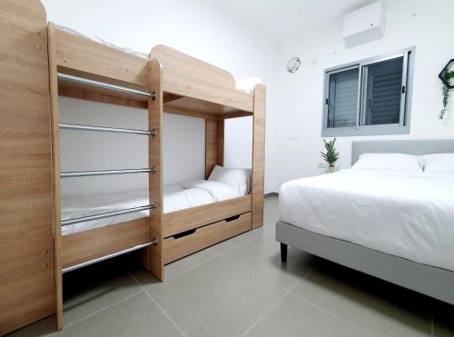 ein Schlafzimmer mit zwei Betten und einem Etagenbett in der Unterkunft Acrey 