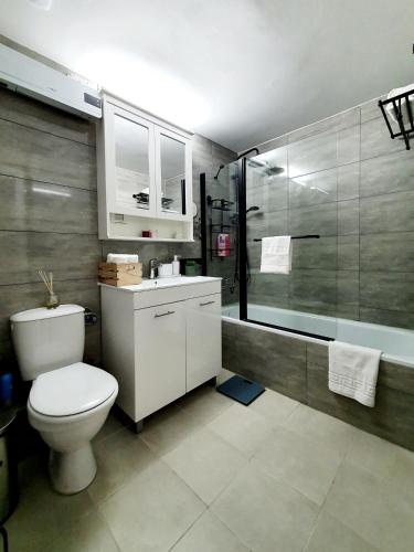 にあるAcreyのトイレとシャワー付きのバスルーム