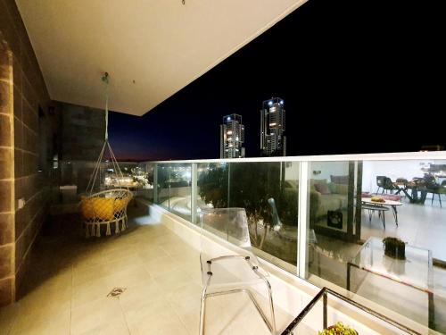 un balcone con una sedia in cima a un edificio di Acrey 