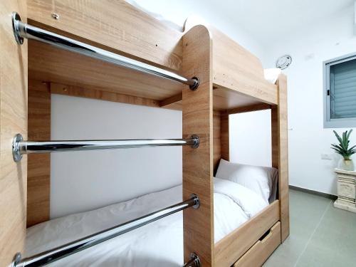 una camera da letto con letto a castello con pareti in legno di Acrey 