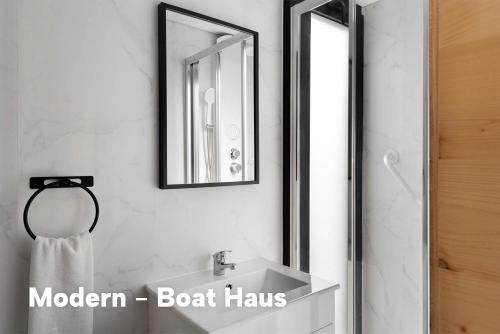 a bathroom with a mirror and a sink at Boat Haus - Casas Flotantes frente a Gibraltar in La Línea de la Concepción