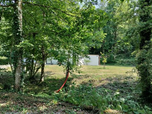 Deux étangs poissonneux au milieu des bois avec gîte moderne, la halte des deux lacsにある庭