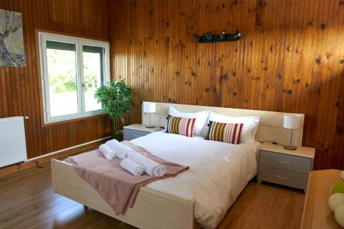 une chambre avec un grand lit avec des serviettes dessus dans l'établissement Villa du tertre, à Fronsac