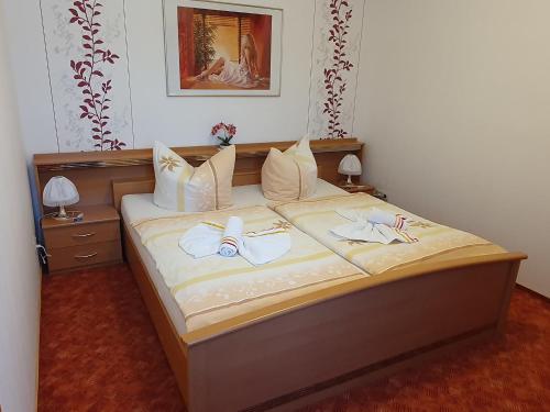 - une chambre avec un lit et 2 serviettes dans l'établissement Ferienwohnung 1, unten, à Bad Wilsnack