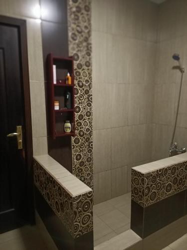 een badkamer met een douche, een toilet en een wastafel bij Eastern Nights in Caïro