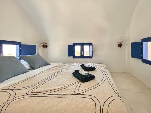 Sunset Pyrgos في بيرغوس: غرفة نوم بسرير كبير وعليها كيس