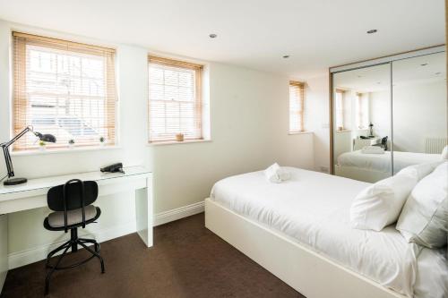Ένα ή περισσότερα κρεβάτια σε δωμάτιο στο Elegant 2BD Duplex with Outdoor Patio/Glass Canopy