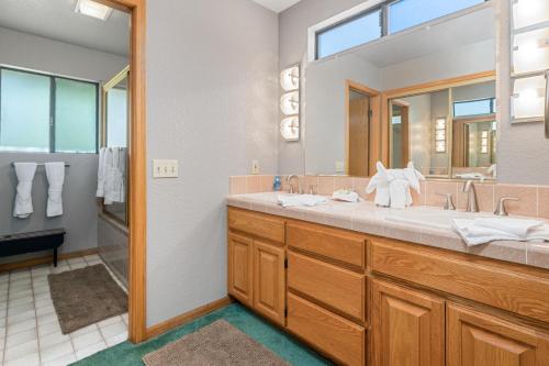 een badkamer met een grote wastafel en een spiegel bij Lakeview Haven - Large cabin with game room close to the lake! in Big Bear Lake