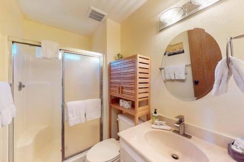 uma casa de banho com um WC e um lavatório. em Ridgeline Panorama em Truckee
