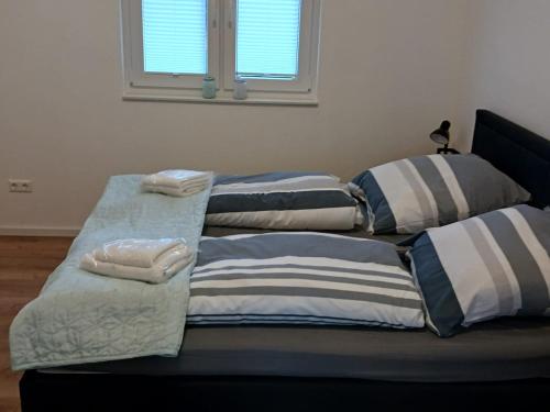 En eller flere senge i et værelse på Ferienhaus Seehuis, Sauna, angeln, familienfreundlich