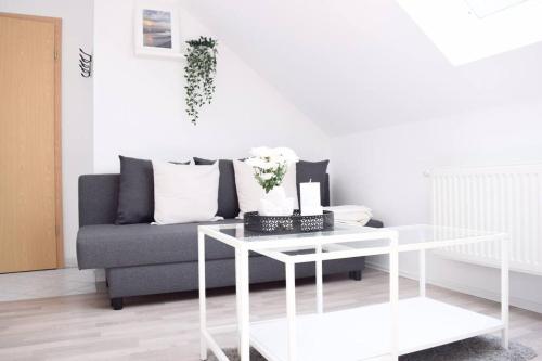 uma sala de estar com um sofá e uma mesa em Wattwürmchen em Wremen