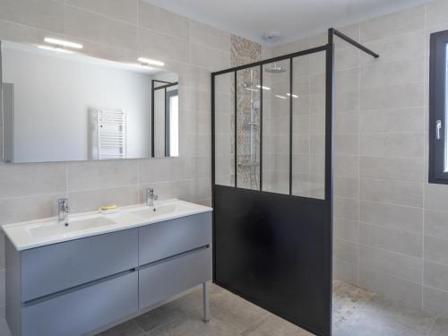 une salle de bain avec un lavabo et une douche dans l'établissement Figuiers, à Beaumes-de-Venise