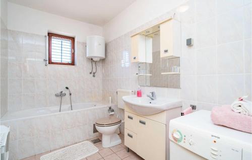 W łazience znajduje się umywalka, toaleta i wanna. w obiekcie Lovely Apartment In Slano With Wifi w mieście Slano