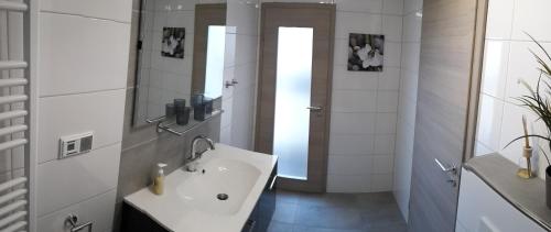 Koupelna v ubytování Spira House