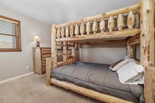 1 dormitorio con litera de madera en una casa en Chateau De Bjorn - Located in a beautiful, desirable area of Big Bear just a close walk to Bear Mountain, en Big Bear Lake