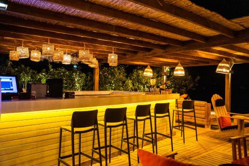 een bar met stoelen in een restaurant bij Torbahan Hotel in Torba