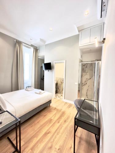 1 dormitorio con 1 cama, 1 mesa y 1 silla en AD Suites Nazionale en Roma