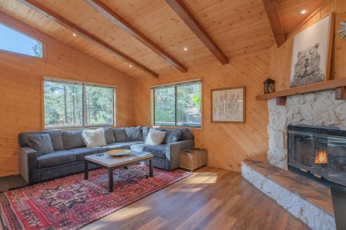 Χώρος καθιστικού στο Mellow Moonridge - Great place to get away! Great location!