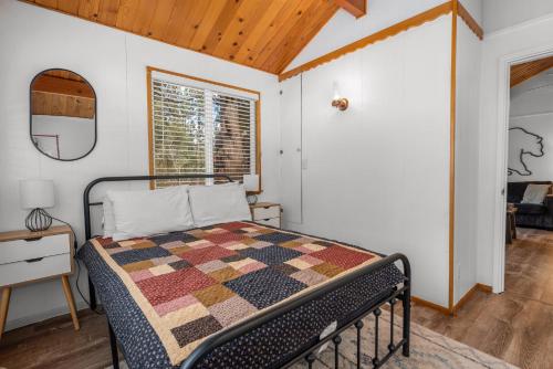Katil atau katil-katil dalam bilik di Dark Pine Retreat - Excellent setting compliments this charming Big Bear cabin!