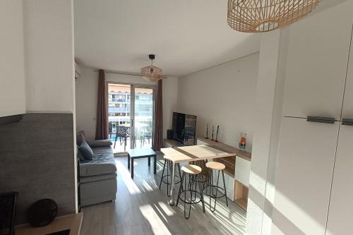 une cuisine et un salon avec une table et des chaises dans l'établissement Apartment with pool near the beach, à La Seyne-sur-Mer