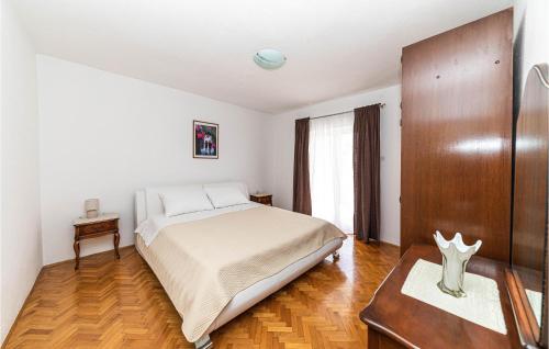 Schlafzimmer mit einem Bett und Holzboden in der Unterkunft 2 Bedroom Nice Apartment In Kastel Stari in Kaštel Stari