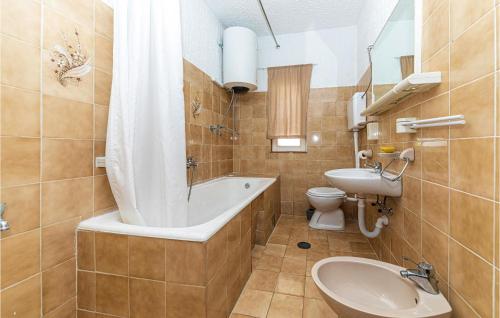ein Badezimmer mit einer Badewanne, einem WC und einem Waschbecken in der Unterkunft 2 Bedroom Nice Apartment In Kastel Stari in Kaštel Stari