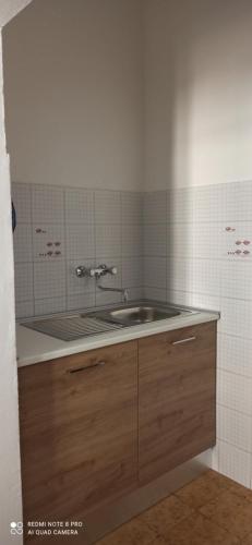 een badkamer met een wastafel en een spiegel bij Family House in Piombino