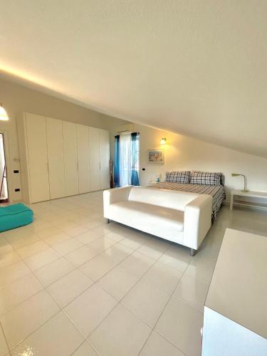 - une grande chambre avec un grand lit blanc dans l'établissement Villa Valentina, à Treglio