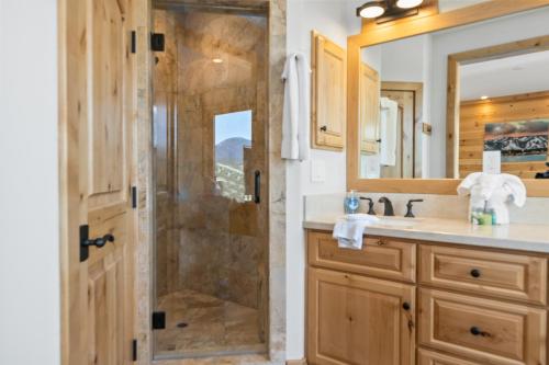 Salle de bains dans l'établissement Coyote Flat - Luxury Log Cabin with jet tubs and more!