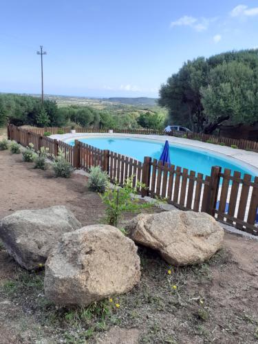 agriturismo gli olivastri, appartamento la rosa dei venti con piscina e solarium , splendida vista mare