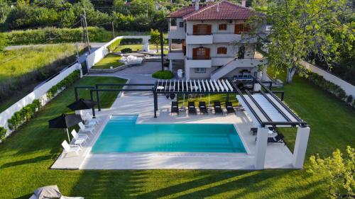 La alberca dentro o cerca de Villa Elisabeth