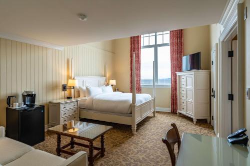Ein Bett oder Betten in einem Zimmer der Unterkunft The Inn at Cobble Beach