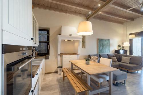 een keuken en een woonkamer met een tafel en een bank bij Marina View in Limenas