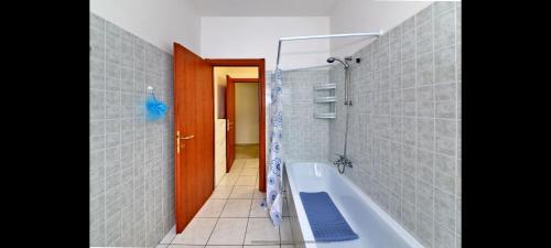 uma casa de banho com uma banheira e uma cabina de duche ao nível do chão em Fenix house em Foligno