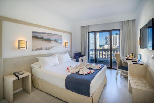 a hotel room with a bed and a balcony at Hotel Spa Cádiz Plaza in Cádiz