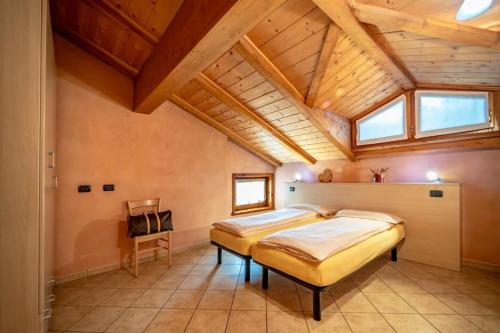een slaapkamer met een groot bed en een houten plafond bij Appartamenti Stefano in Livigno