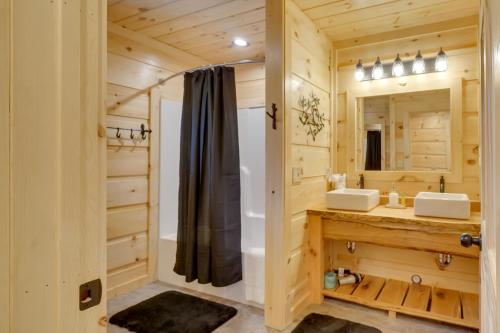 een badkamer met 2 wastafels en een spiegel bij Gorgeous Gatlinburg Cabin Large Deck and Hot Tub! in Gatlinburg