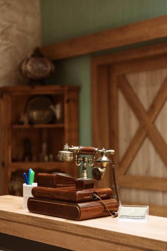 an old fashioned telephone sitting on top of a counter at Hotel Taverna Devolli in Kuçovë