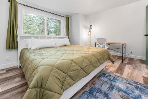 een slaapkamer met een groot bed en een raam bij Ever Serene Cabin - Serenity awaits at this cozy home! in Sugarloaf